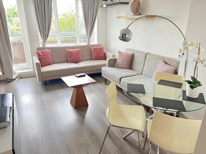 1 Bedroom Apt In Woolwich With Free Parking contacts